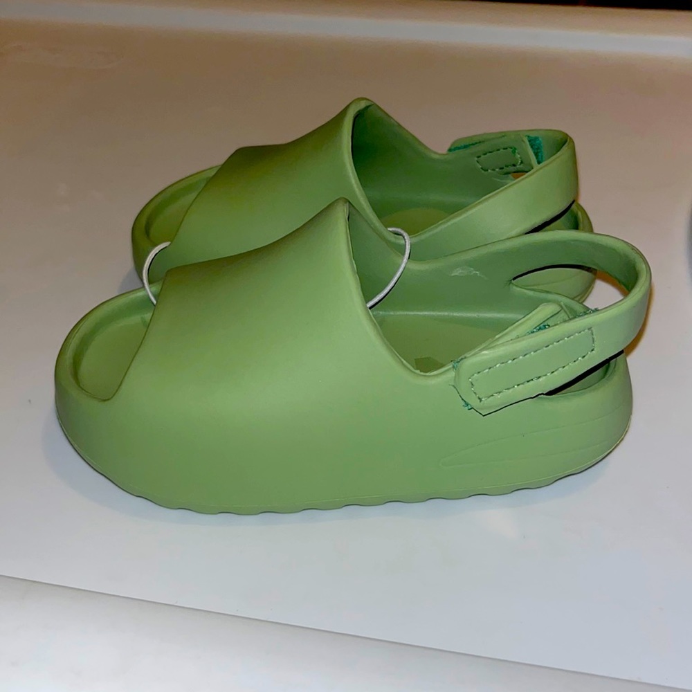 EVA Foam Slide Toddler size (25) 7-8C New Unbranded Similar to Yeezy  Mint Green